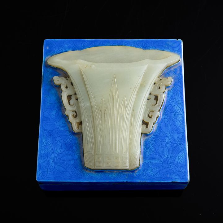 十九世紀 鑲玉壁瓶銅燒琺瑯盒 A Chinese jade-inlaid enamel box wall vase, 19th century