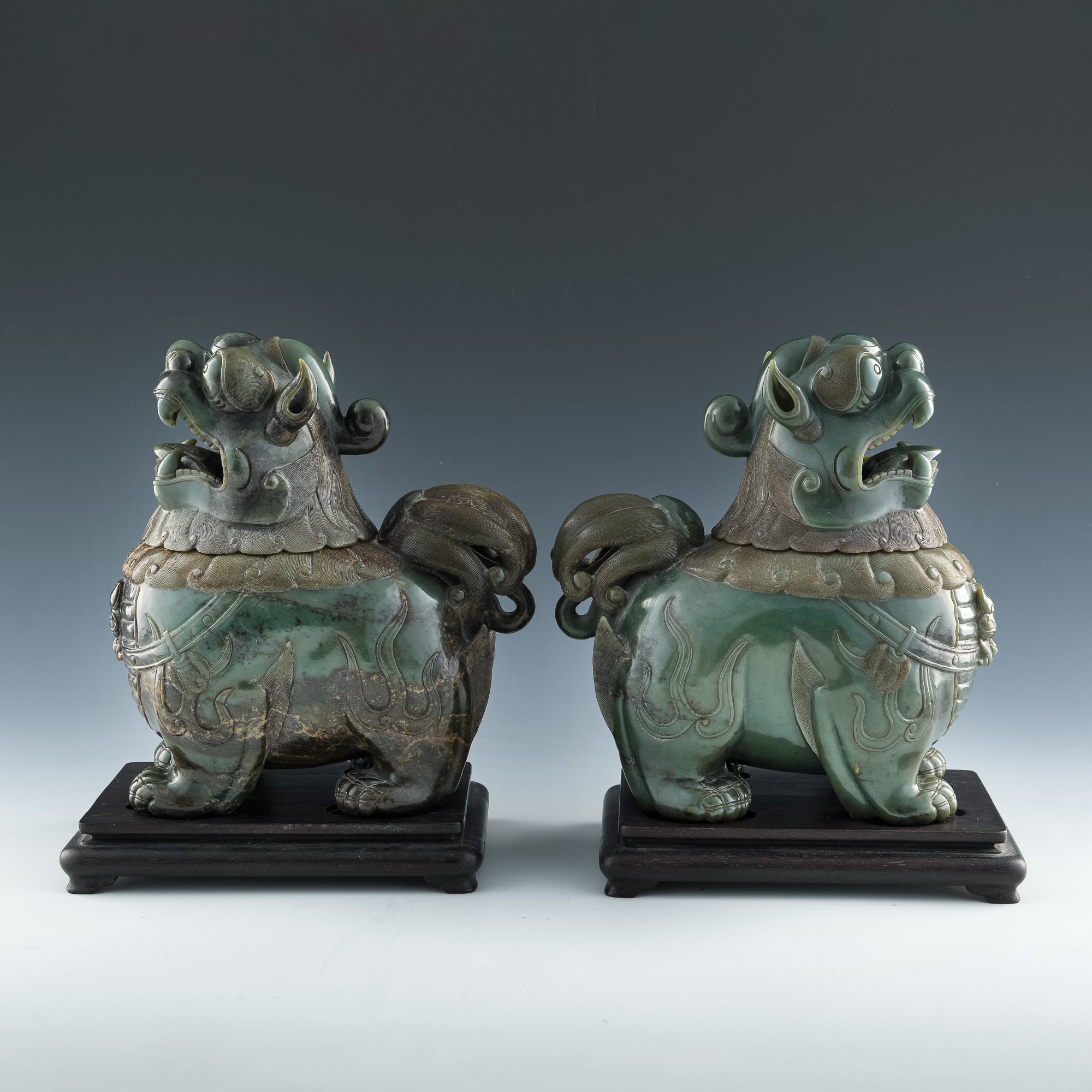 青玉甪端香薰一對A pair of Chinese carved celadon jade luduan-form 