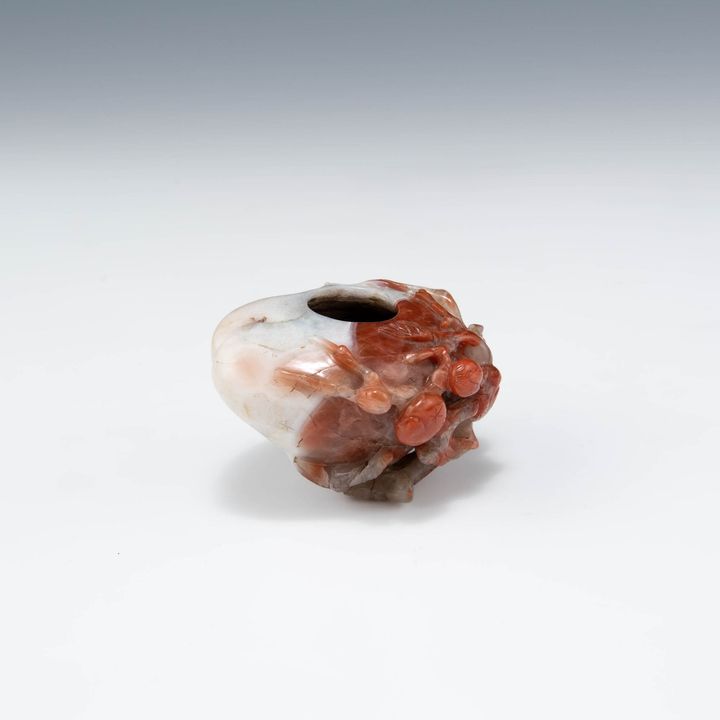 十八世紀   南紅瑪瑙桃形水盂 A Chinese red agate peach-form water coupe, 18th century