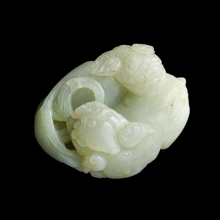 十八世紀 白玉雕雙獅紙鎮 A Chinese carved white jade 'double lions' paper weight, 18th century