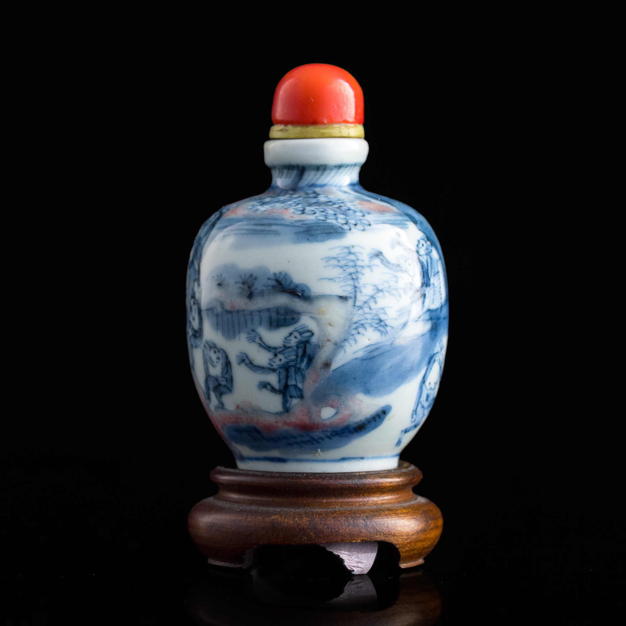 十九世紀青花釉裡紅群猴圖鼻煙壺（附木座） A Chinese blue and copper