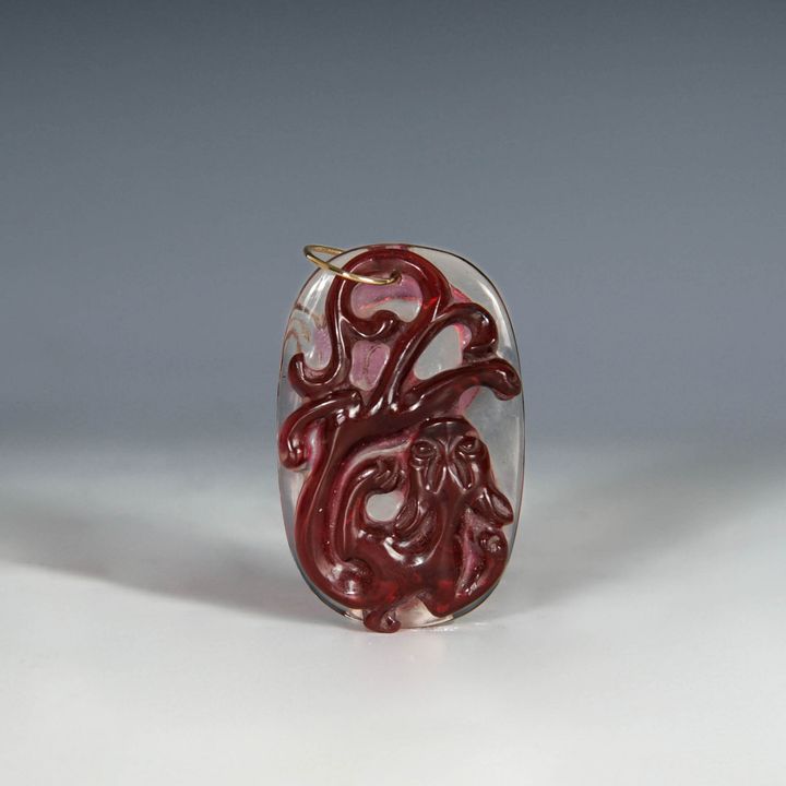 十八世紀 白地套紅料器雕螭龍佩 A Peking glass pendant carved with chilong, 18th century