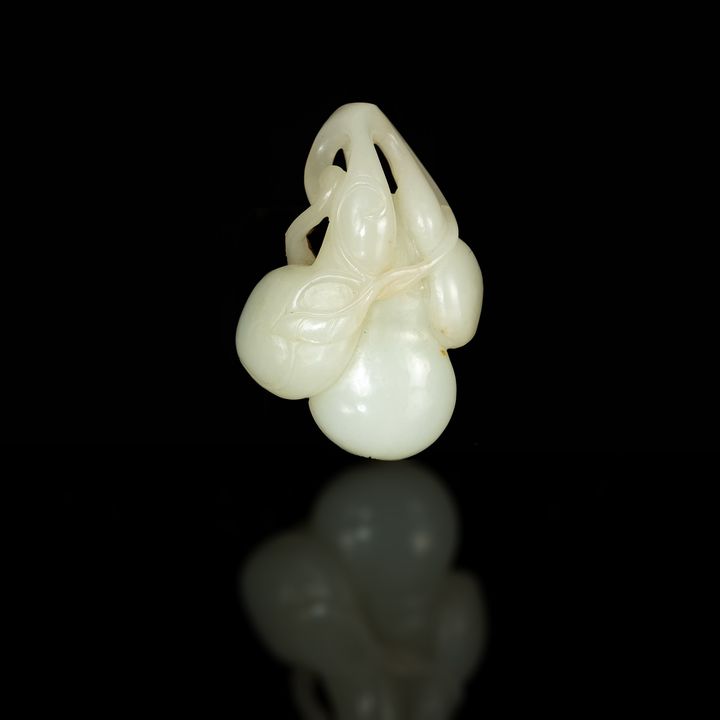 十九世紀 白玉瓜果掛墜 A Chinese carved white jade double-gourd toggle, 19th century