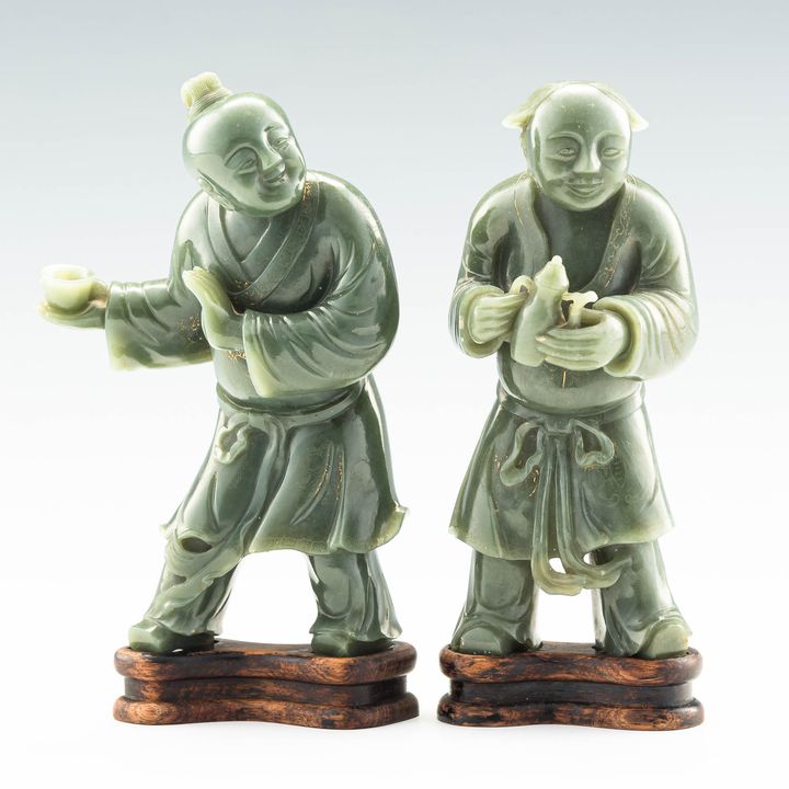 清乾隆   青玉童子擺件一對（附原木座） A pair of Chinese celadon jade boys, Qianlong period
