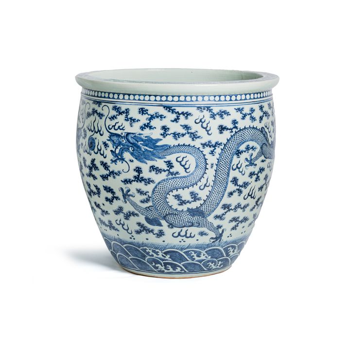 十九世紀 青花龍紋大缸 A large Chinese blue and white 'dragon' jardiniere, 19th century