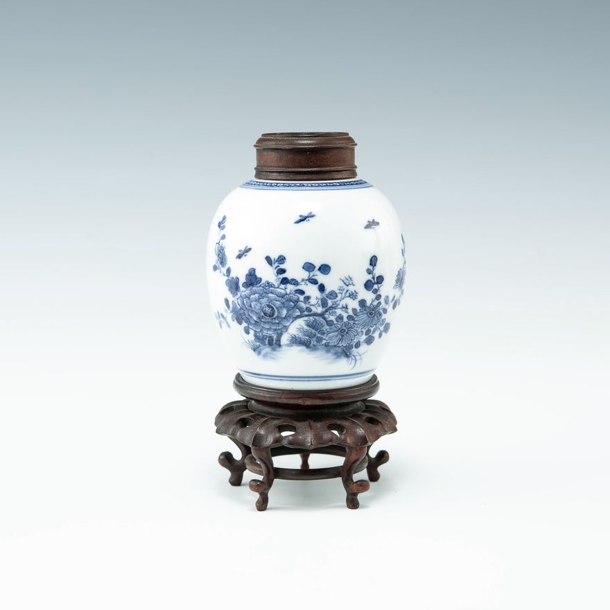 十八世紀 青花花鳥罐（附原配硬木蓋及座） A Chinese blue and white porcelain jar, 18th century