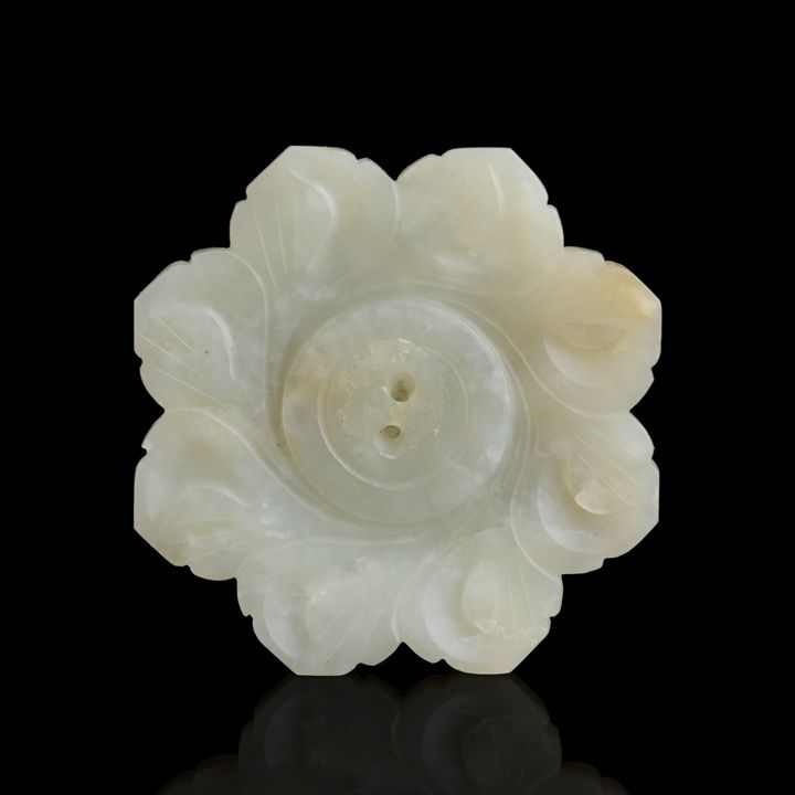 明代 白玉菊花佩 A Chinese white jade chrysanthemum plaque, Ming dynasty