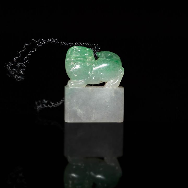 十九世紀   翡翠獅鈕印 A Chinese jadeite seal with lion finial, 19th century