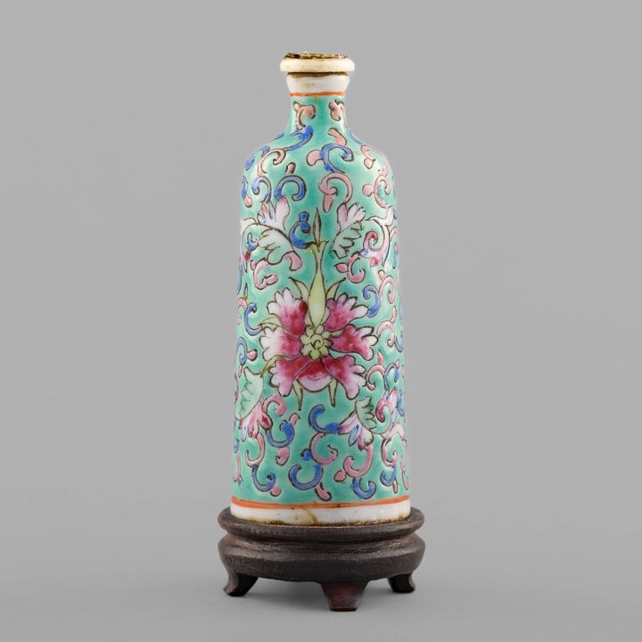 十九世紀 綠地粉彩鼻煙壺 A Chinese turquoise-ground famille rose snuff bottle, 19th century