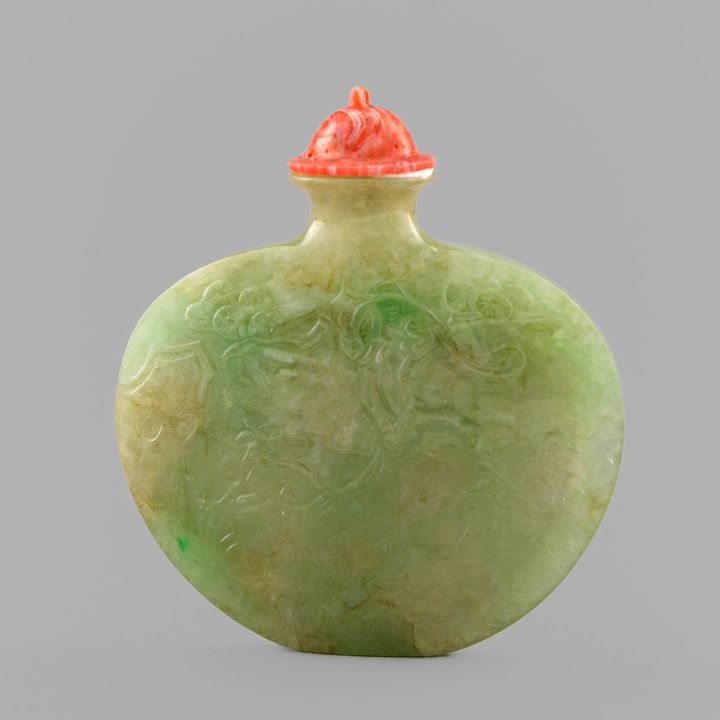 十九世紀 翡翠雕花鳥鼻煙壺 A Chinese carved jadeite snuff bottle, 19th century