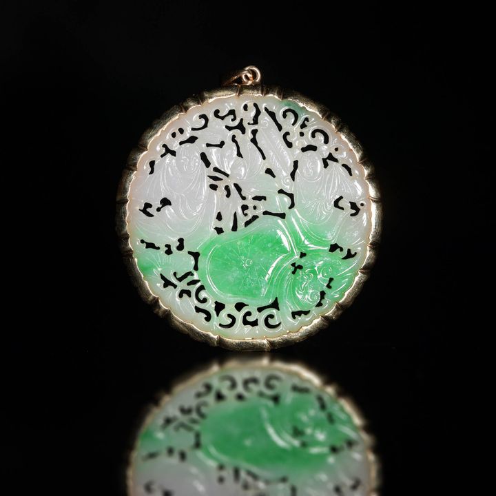 十九世紀 翡翠鏤雕和合二仙圓佩 A jadeite Hehe Erxian round pendant, 19th century