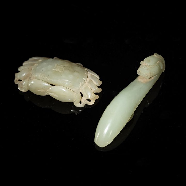 清代 玉雕螃蟹及龍鉤 A Chinese carved jade crab and a dragon hook, Qing dynasty