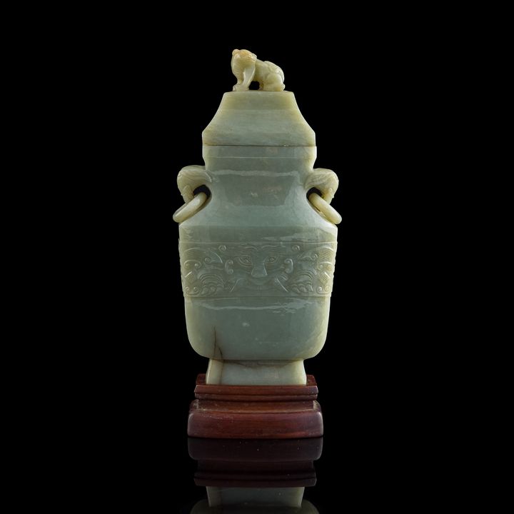 十九世紀早 玉雕饕餮紋雙環耳蓋瓶(附木座) A Chinese carved 'taotie' vase, early 19th century
