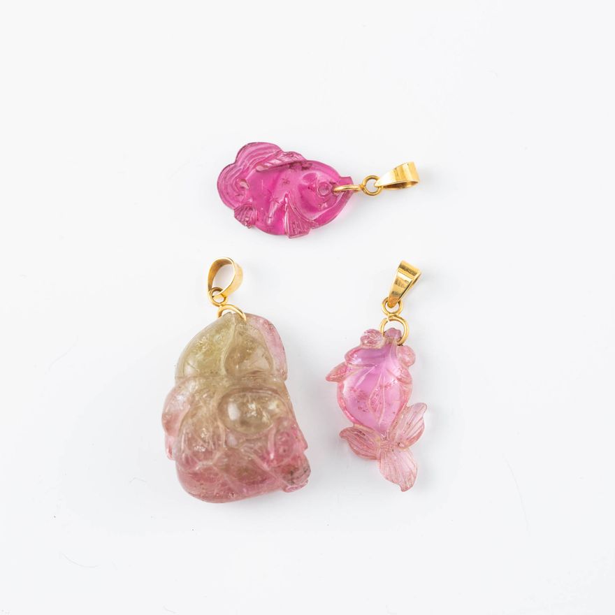 十九世紀   碧璽掛墜三件 Three Chinese carved tourmaline toggles, 19th century