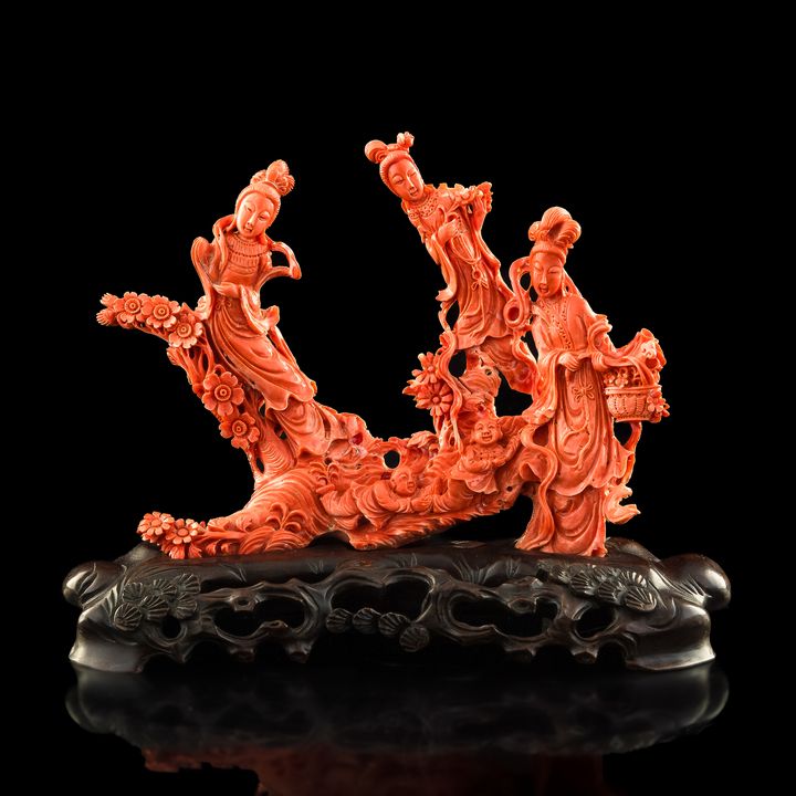 民國 珊瑚雕群仙像(附原配硬木座) A Chinese carved coral of goddesses, Republic period