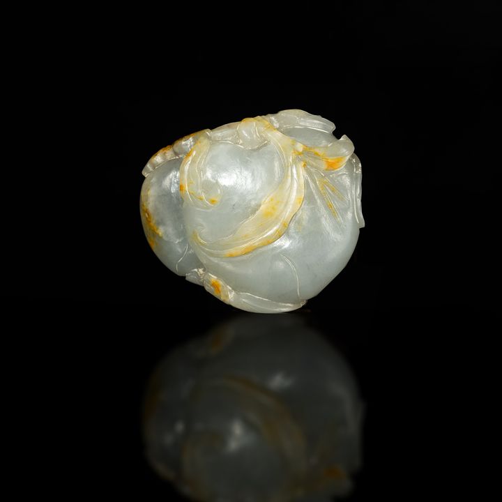 十八世紀 玉留皮雙桃掛墜 A Chinese white jade double peach carving, 18th century