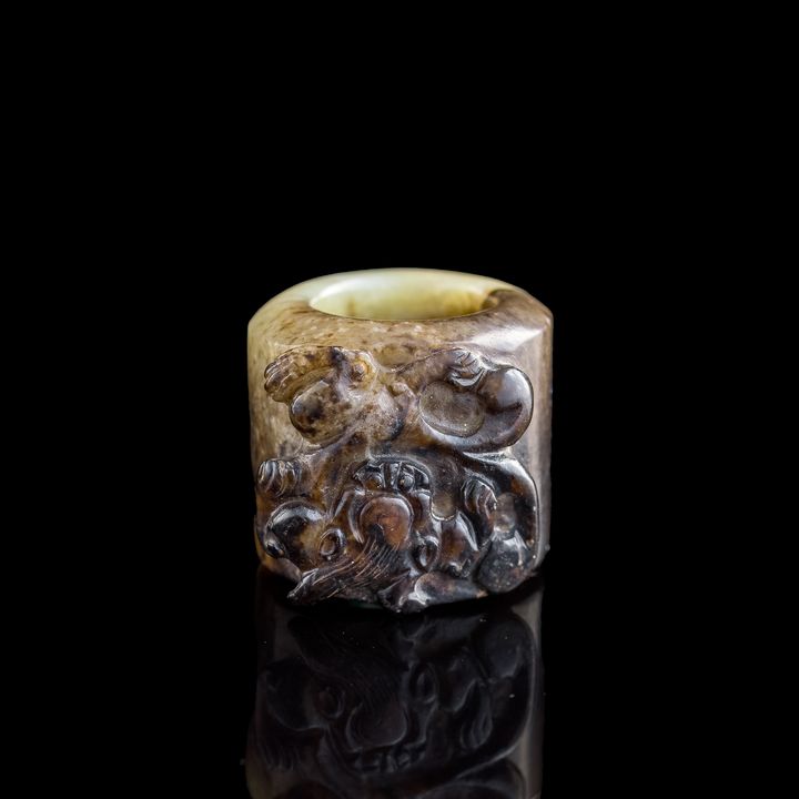 十八世紀 玉雕螭龍扳指 A Chinese carved jade 'chilong' archer's ring, 18th century