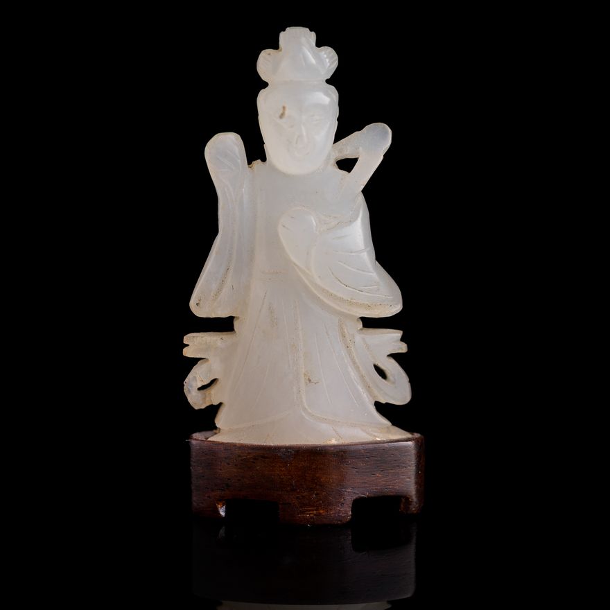 明代或更早 白玉雕觀音像（附木座） A Chinese carved white jade Guanyin, Ming dynasty or earlier