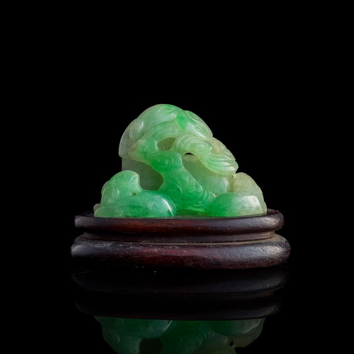 十九世紀 翡翠雕三陽開泰掛墜(附硬木座) A Chinese carved jadeite 'three goat' pendant, 19th century