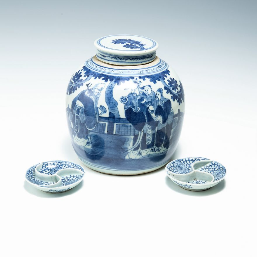 十九世紀早   青花蓋罐及調色盤一對 A Chinese blue and white jar and pair of plates, early 19th century
