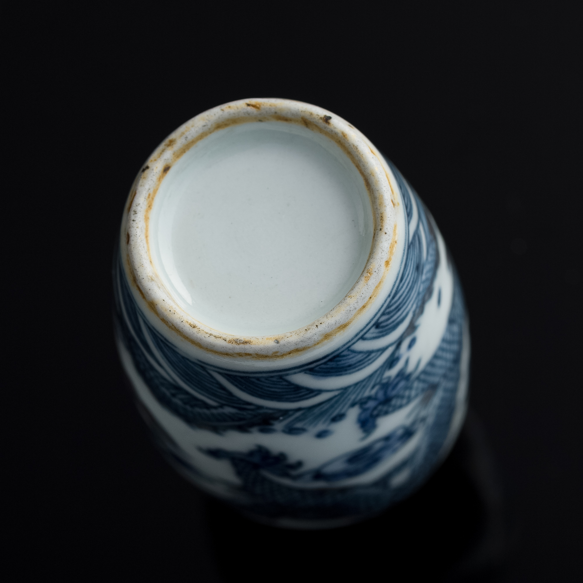十九世紀青花釉里紅龍紋鼻煙壺A Chinese blue and copper-red