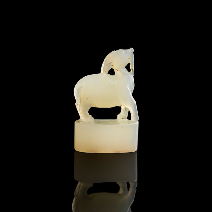 十八世紀 白玉雕羊紐印章 A Chinese carved white jade 'goat' seal, 18th century