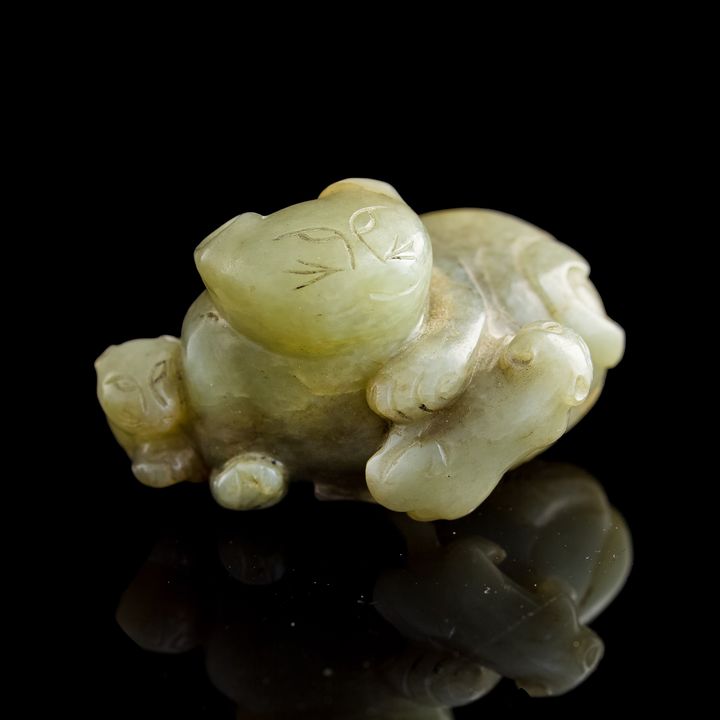 十九世紀 玉雕貓掛墜 A Chinese carved jade 'three felines' figure, 19th century