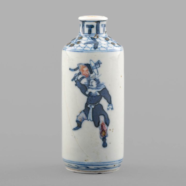 十九世紀 青花釉裏紅戲曲人物鼻煙壺 A Chinese underglaze blue and red snuff bottle, 19th century