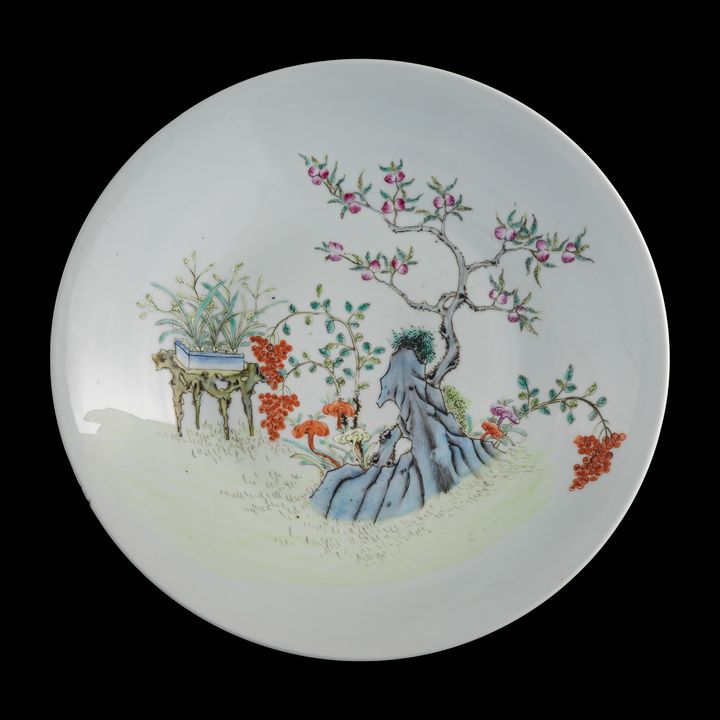 十九世紀晚 粉彩山石花卉大盤 A Chinese famille rose 'rock' and 'flower' charger, late 19th century