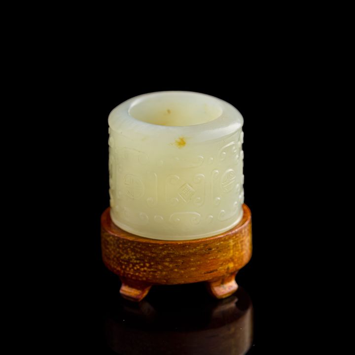 十八/十九世紀 白玉雕如意紋扳指(附木座) A Chinese carved white jade archer's ring with 'ruyi' motif, 18th/19th century
