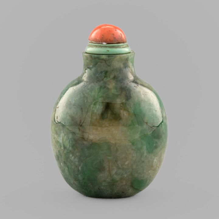 十九世紀  岫玉鼻煙壺 A Chinese serpentine jade snuff bottle, 19th century