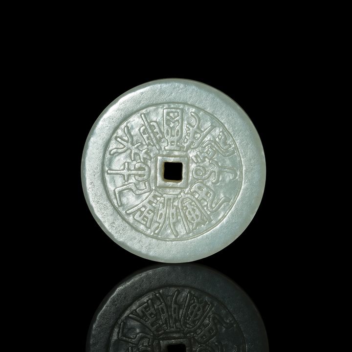 十八世紀 白玉雕錢幣 A Chinese carved white jade coin, 18th century