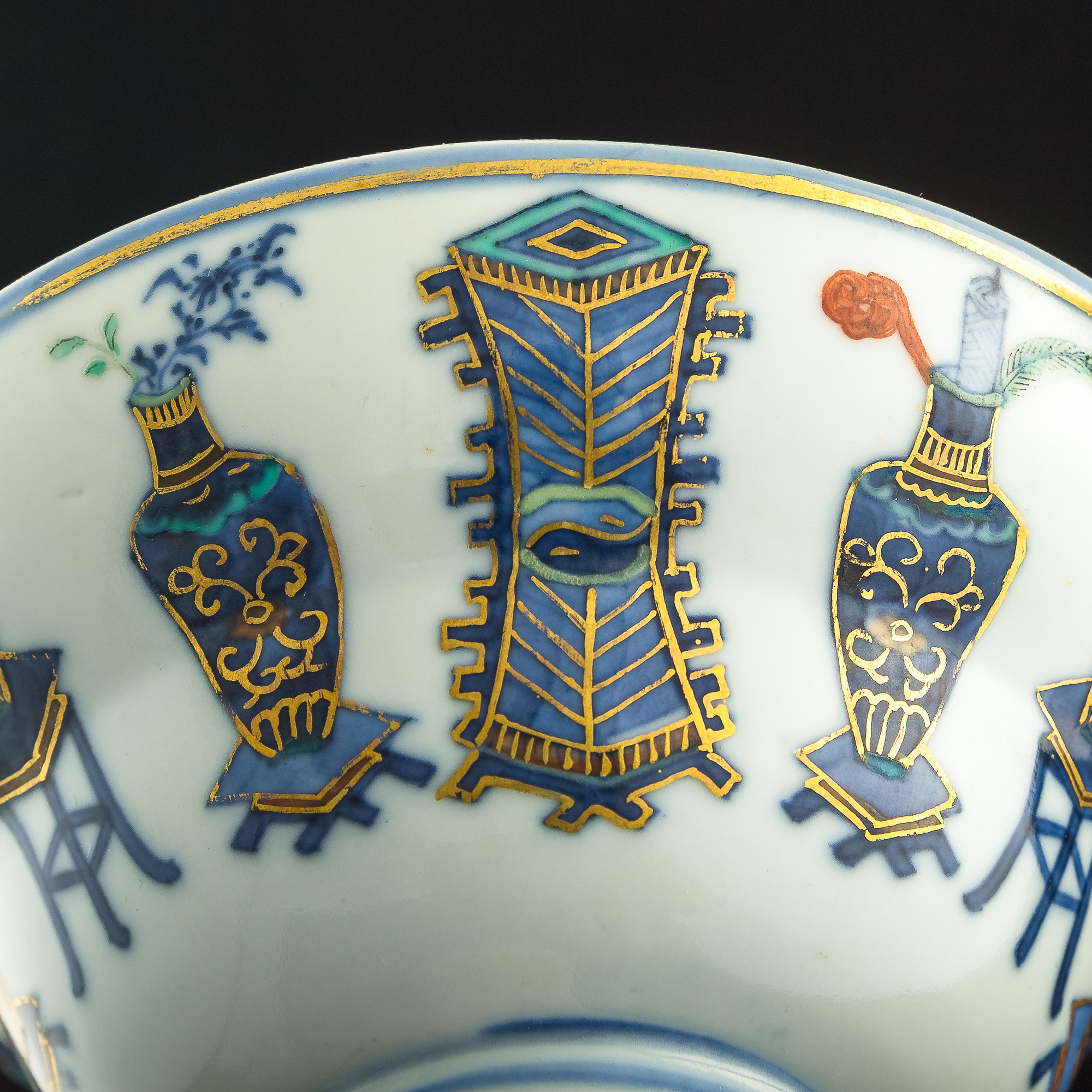 清光緒青花加彩博古圖折腰碗A Chinese blue and white bowl with color