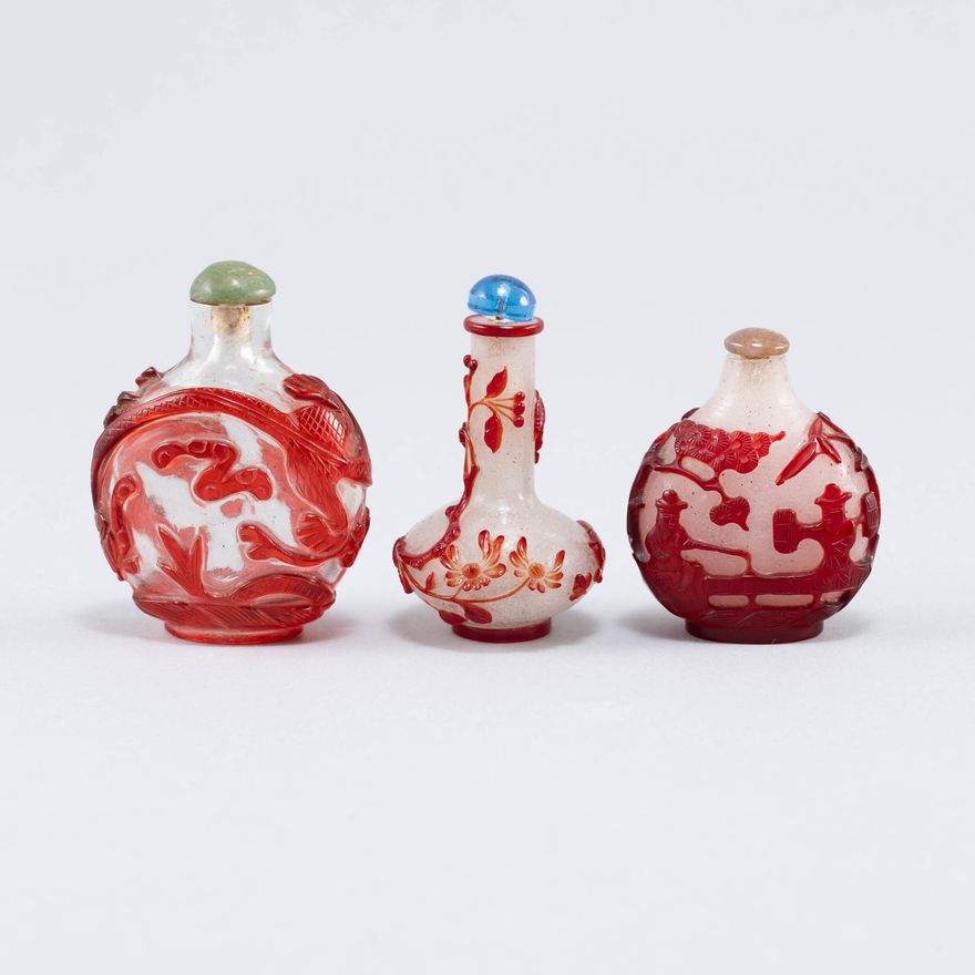 十九世紀   白地套紅鼻煙壺三只 Three Chinese red-overlay glass snuff bottles, 19th century