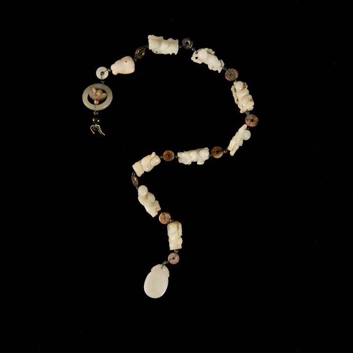明代/清代 各式玉雕童子等多寶串 A Chinese necklace with various jade boy carvings, Ming or Qing dynasty