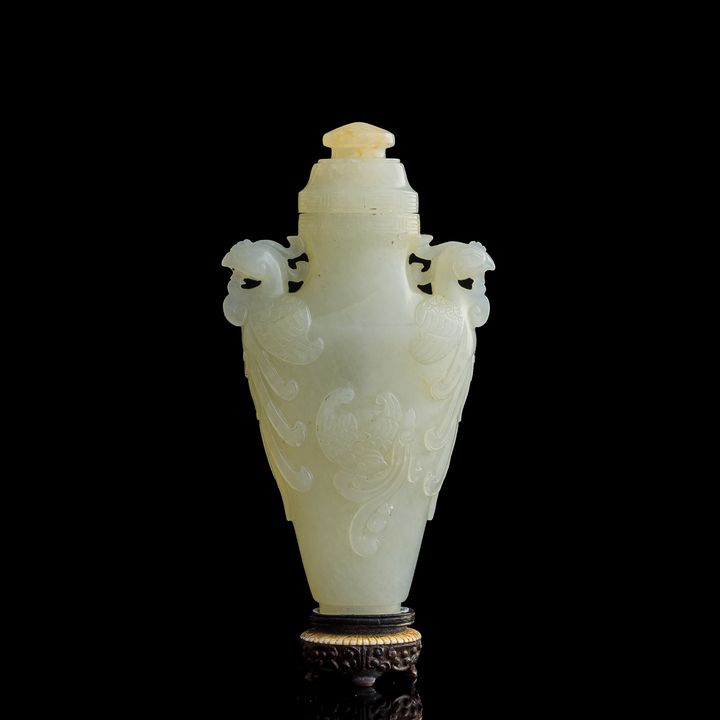 十九世紀早 玉雕雙鳳蓋瓶(附原配硬木座) A Chinese carved 'double phoenixes' jade vase, early 19th century