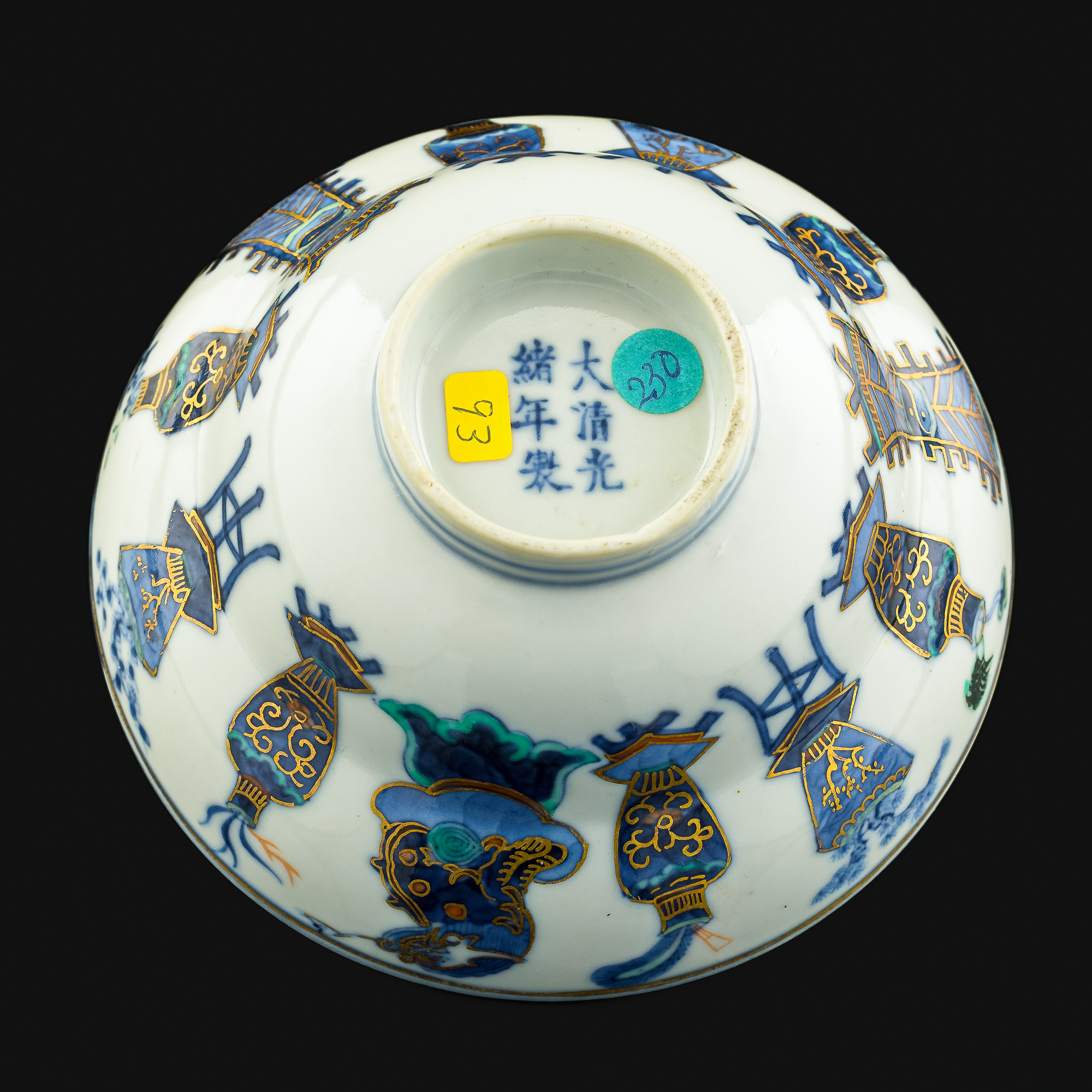 清光緒青花加彩博古圖折腰碗A Chinese blue and white bowl with color