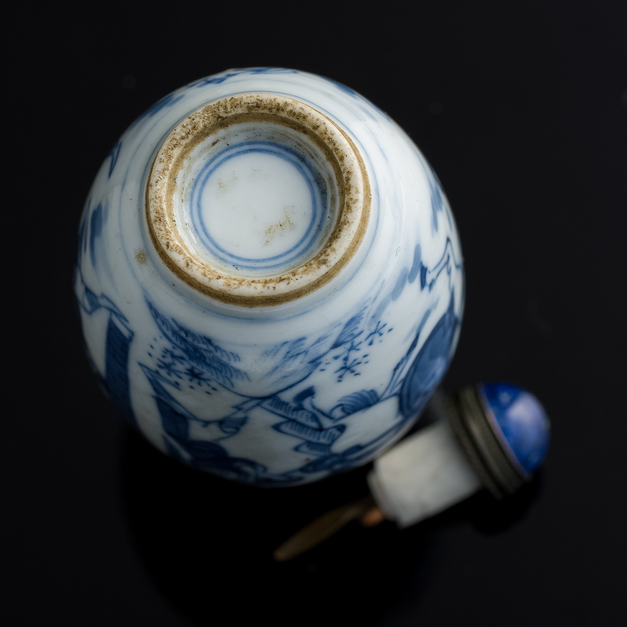 十九世紀青花德勝門鼻煙壺A Chinese blue and white 'Deshengmen