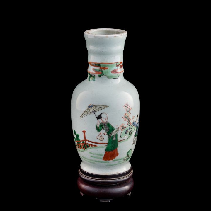 清康熙 五彩仕女瓶(附木座) A Chinese wucai 'court lady' vase, Kangxi period, Qing dynasty