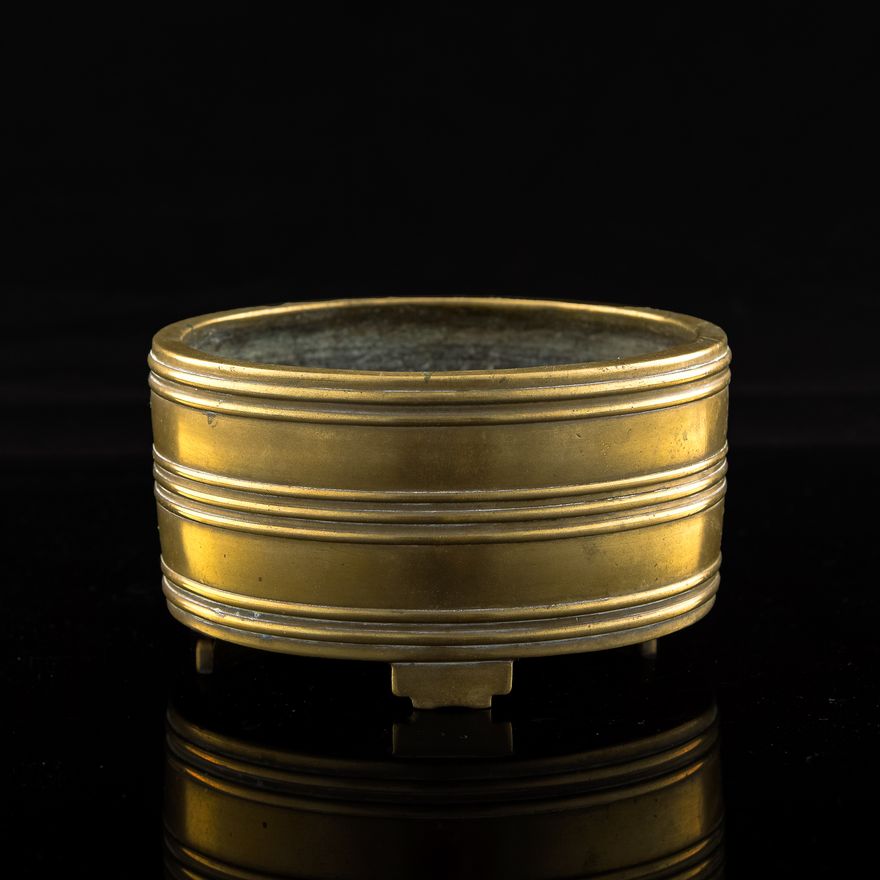 十九世紀   銅旋紋三足爐 A Chinese brass tripod censer, 19th century