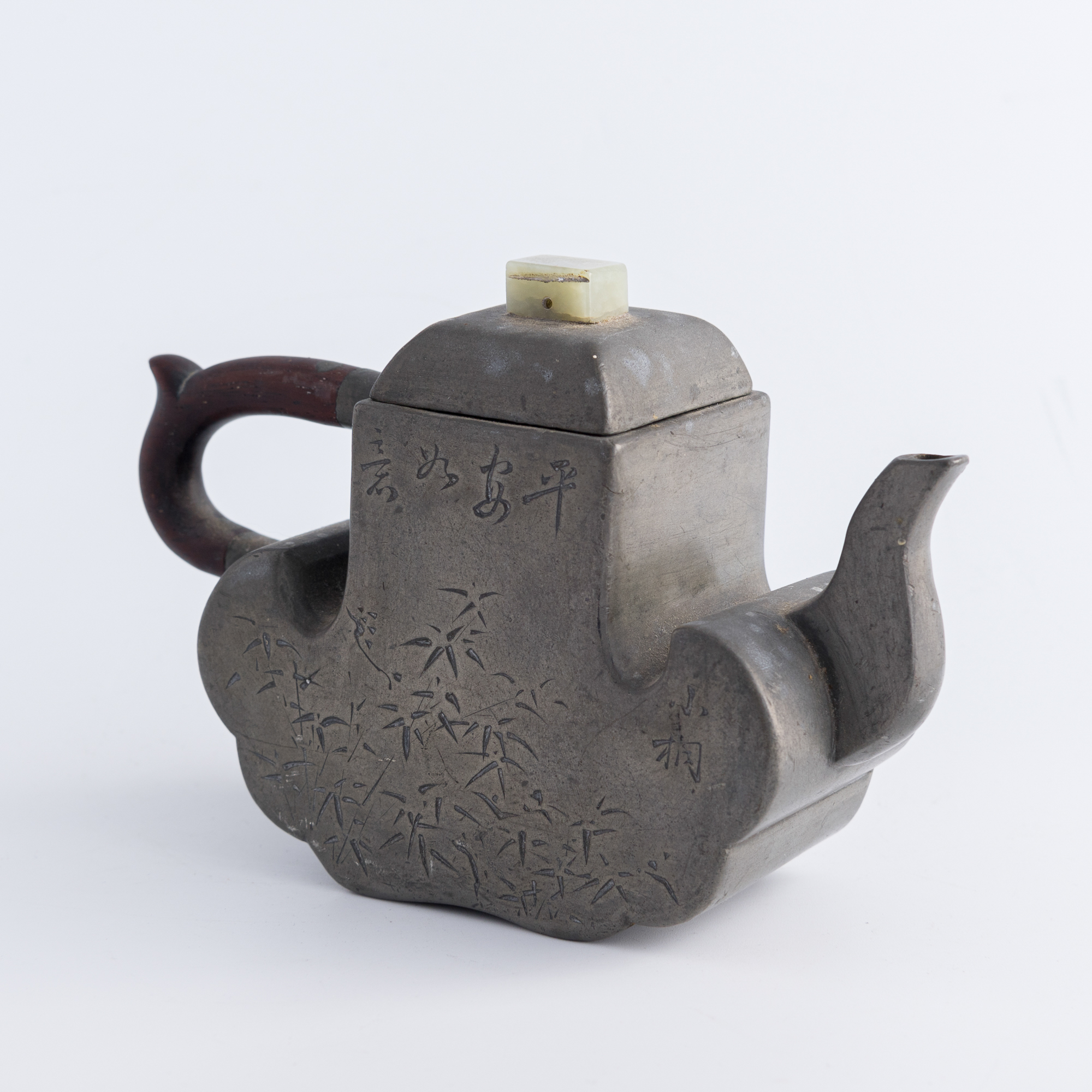 十九世紀早錫包紫砂壺A Chinese pewter encased zisha teapot