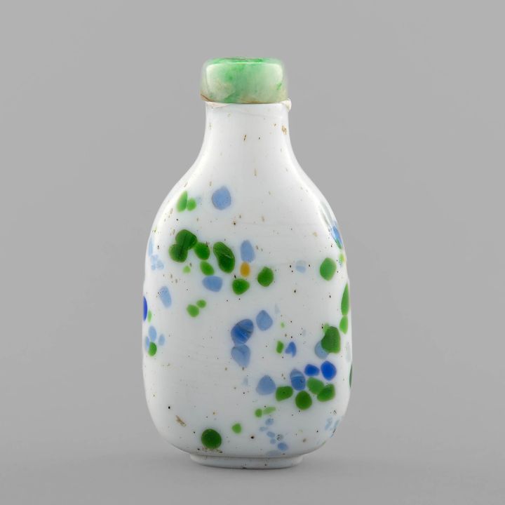 十八世紀 白底加色料器鼻煙壺 A Chinese white Peking glass with color enamel snuff bottle, 18th century