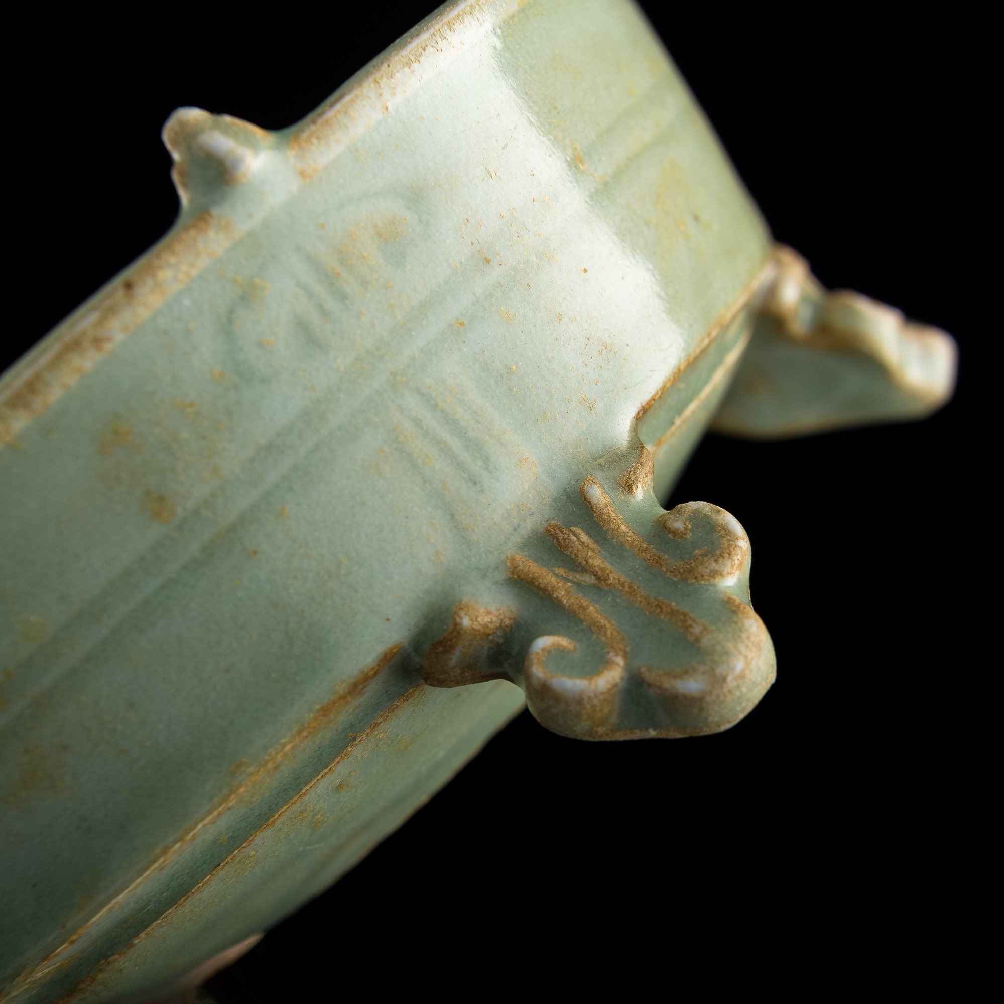 南宋龍泉五足洗A Chinese five-footed Longquan celadon-glazed