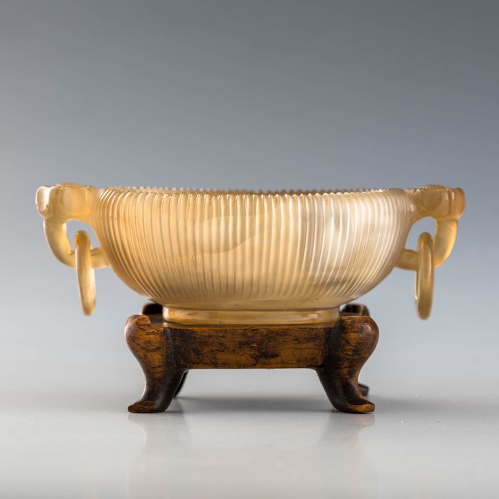十八世紀 瑪瑙雙環耳杯（附硬木座） A Chinese carved agate double-handled cup, 18th century