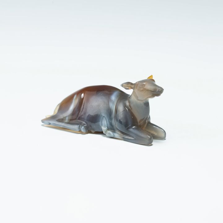 十九世紀 瑪瑙臥鹿 A Chinese carved agate figure of a deer, 19th century