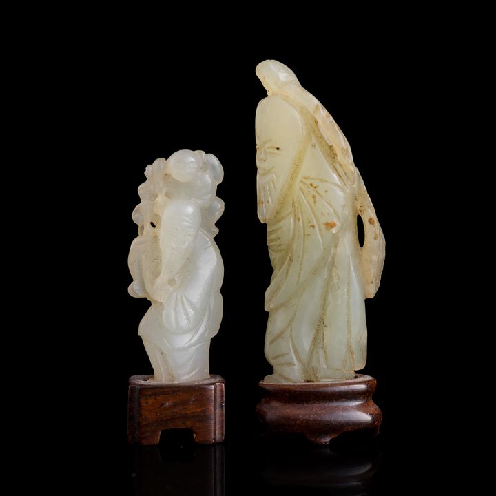 十八/十九世紀 白玉高仕兩個(附木座) Two Chinese carved white jade scholars, 18th/19th century