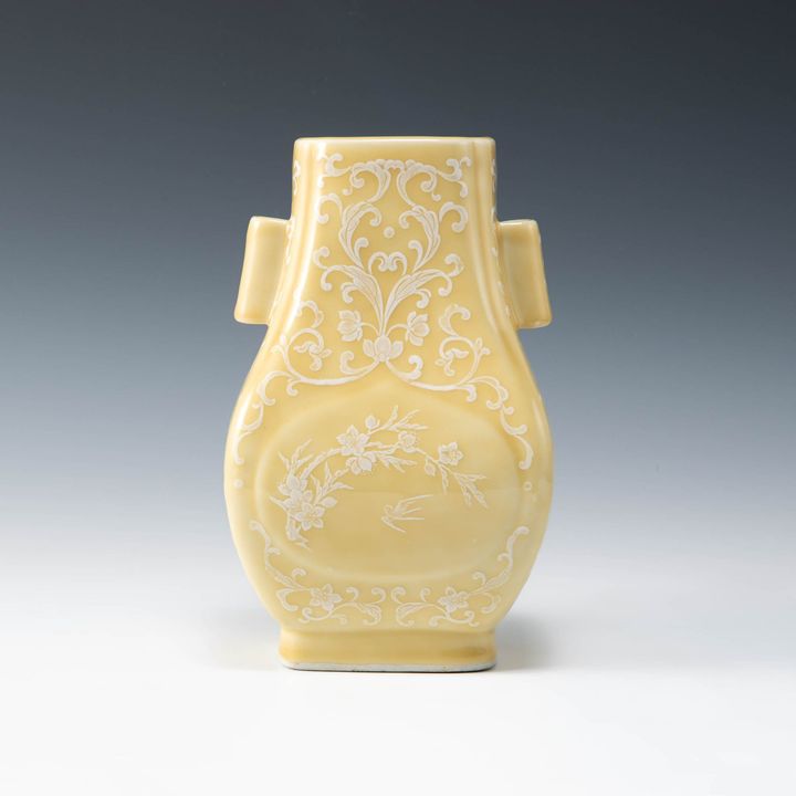1960/1970年代 黃地加白貫耳瓶 A Chinese yellow-ground with white enamel hu vase, 1960s-1970s