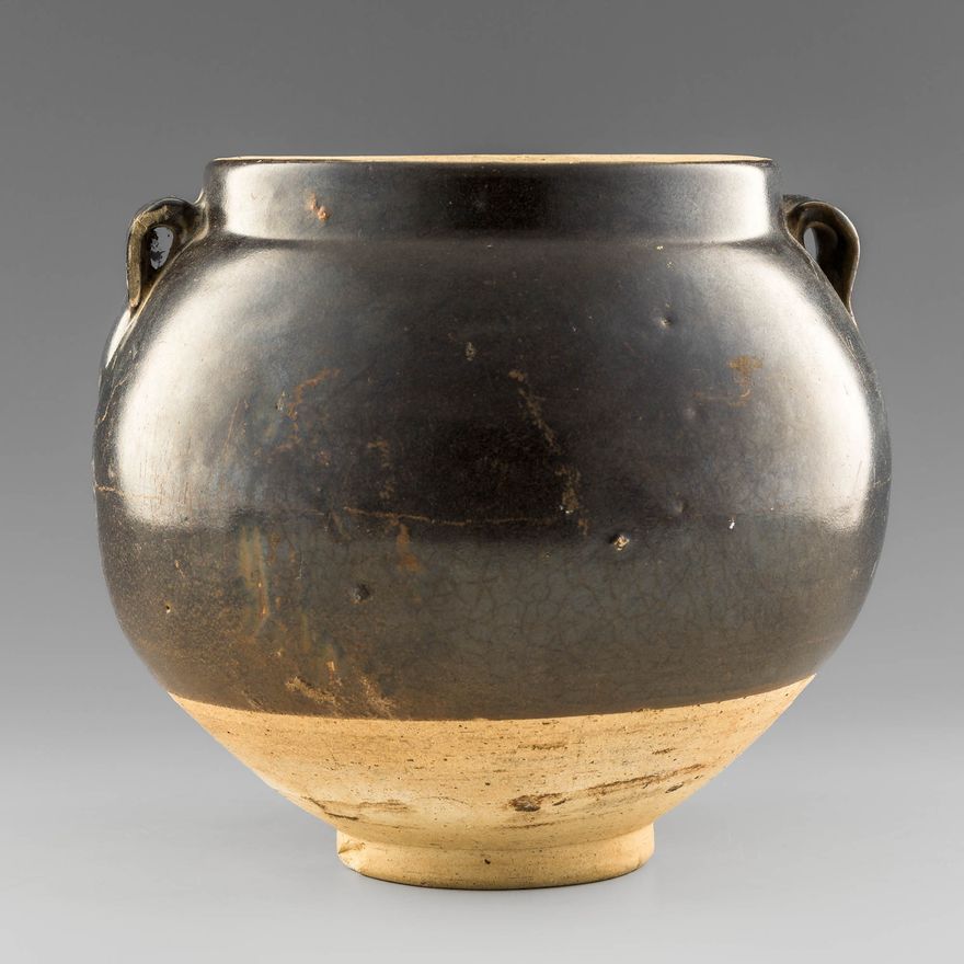 明代或更早   黑釉雙系罐 A Chinese black-glazed handled jar, Ming dynasty or earlier