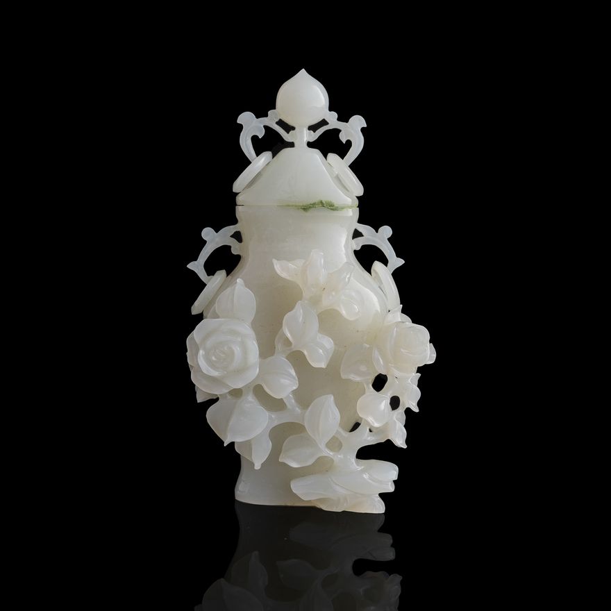 二十世紀早 白玉雕花卉蓋瓶 A Chinese white jade 'floral' lidded vase, early 20th century