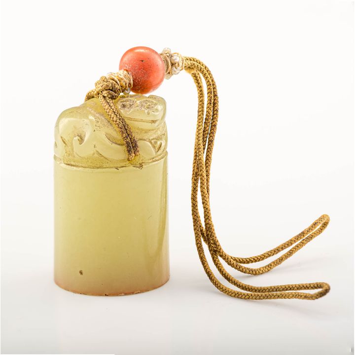 明代   黃玉獅紐徐翩翩圓印 A Chinese cylindrical yellow jade seal, signed Xu Pianpian, Ming dynasty